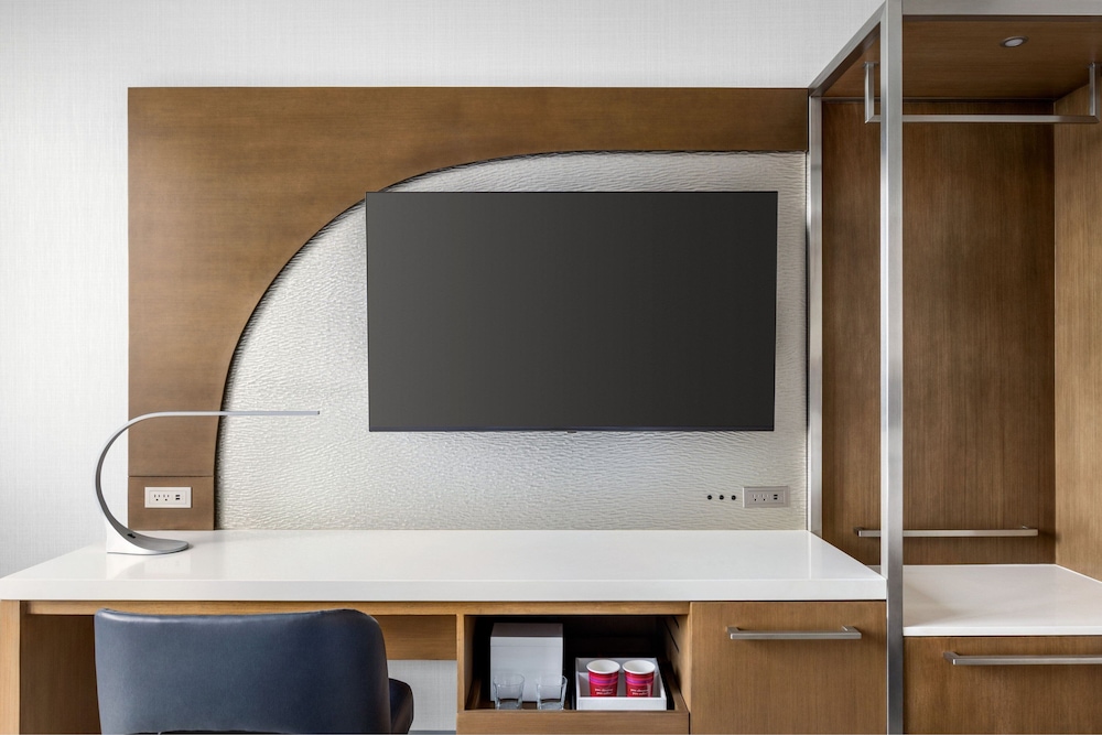 Standard Room, 2 Queen Beds (Mobility/Hearing Access, Roll-In Shwr) - Photo 2