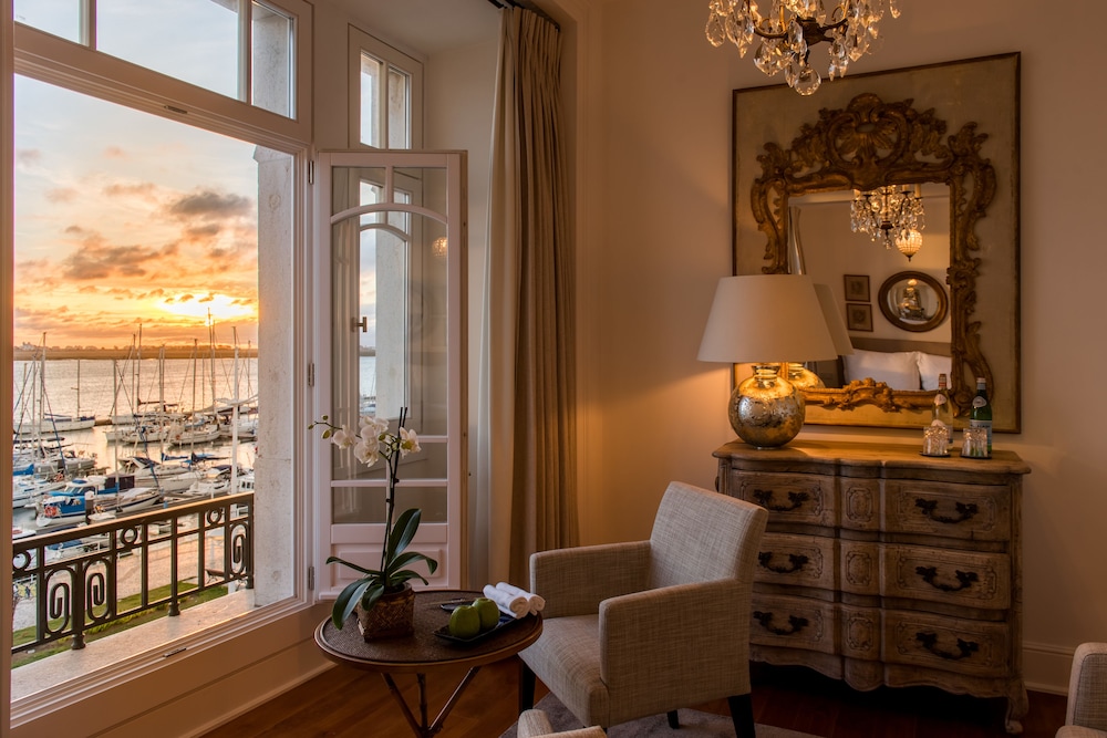 Medium River Room