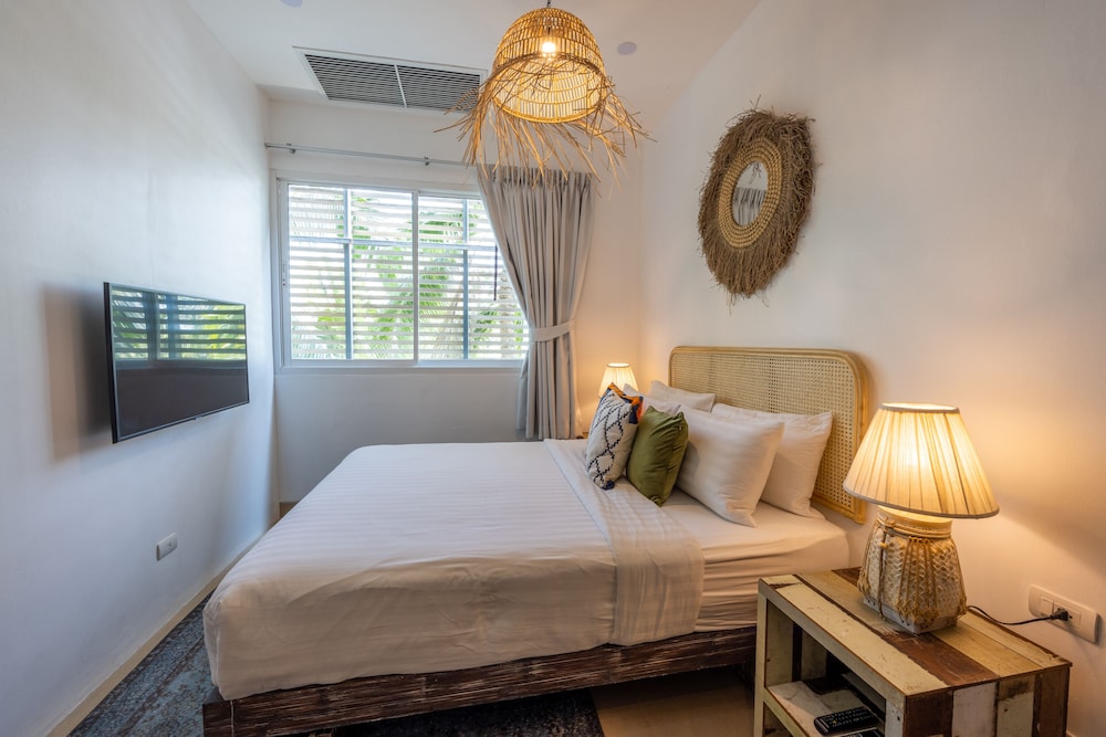 Deluxe Queen Room - Photo 9