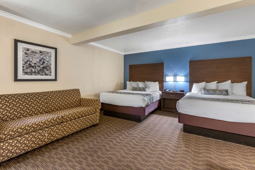 Standard Room, Multiple Beds, Non Smoking, Refrigerator & Microwave (with Sofabed) - Photo 2