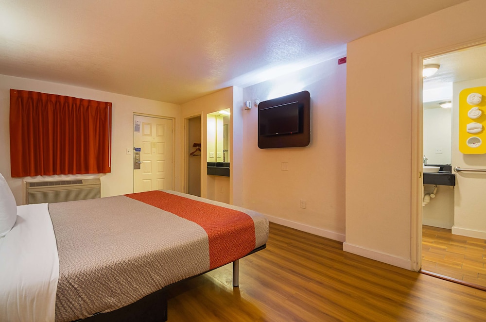 Standard Room, 1 King Bed, Accessible, Non Smoking - Photo 8