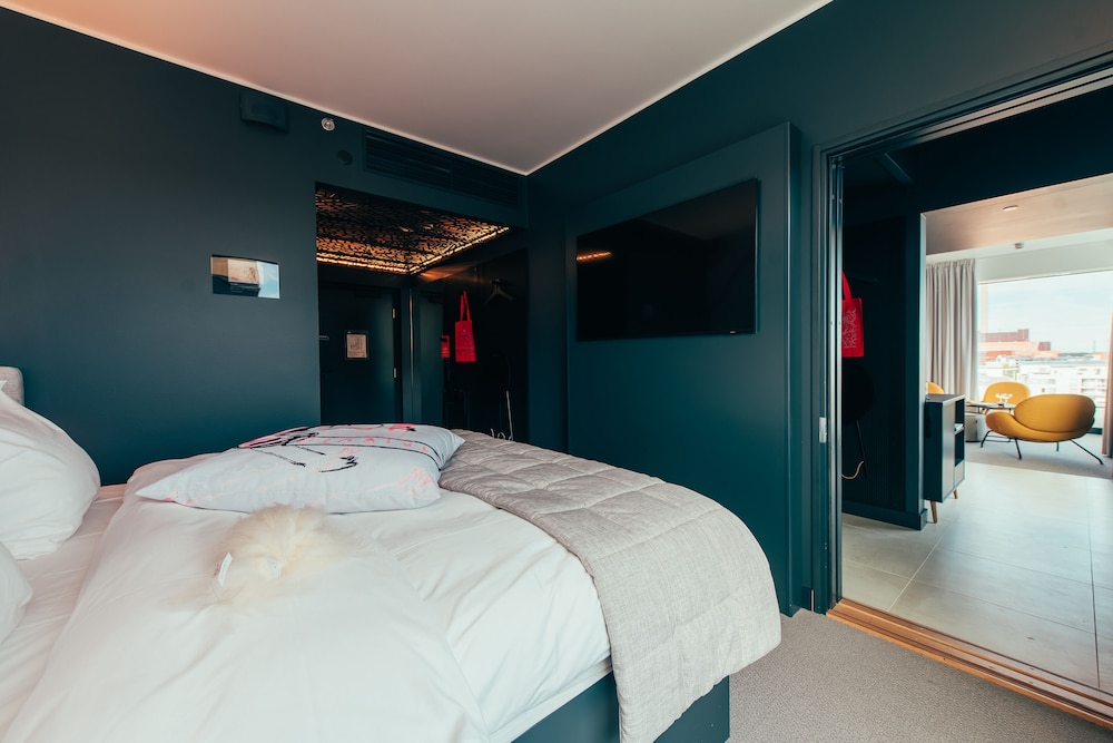 Exclusive Studio, Corner
