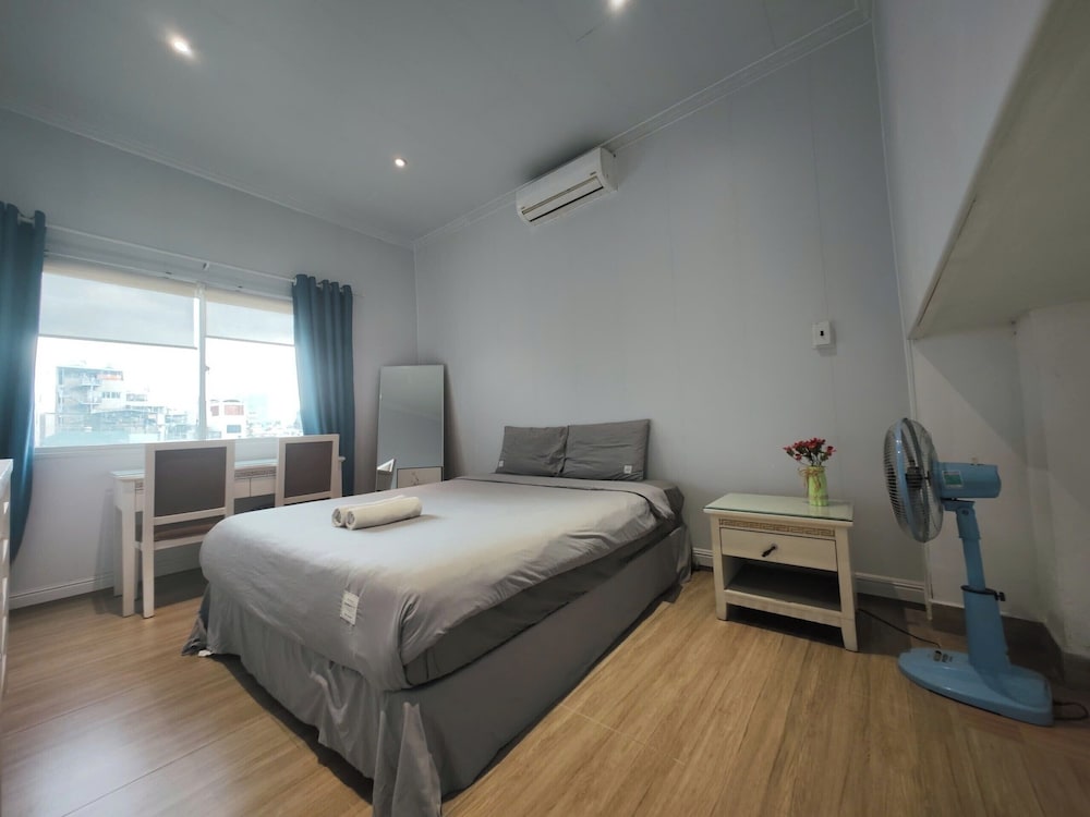 Deluxe Studio Suite, 1 Queen Bed, Kitchenette, City View
