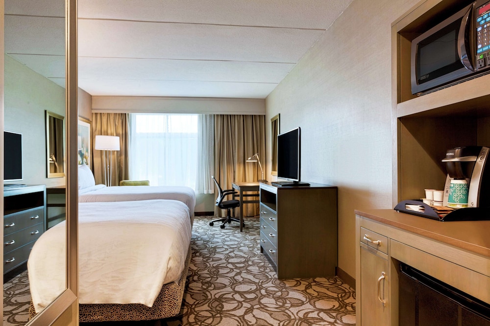 Room, 2 Queen Beds, Accessible, Bathtub