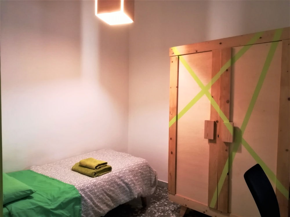 Single Room, Shared Bathroom (Wood 4)