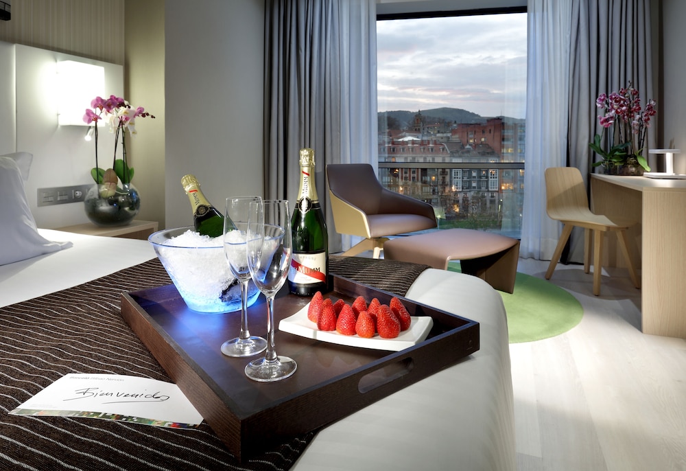 Suite - Photo 1