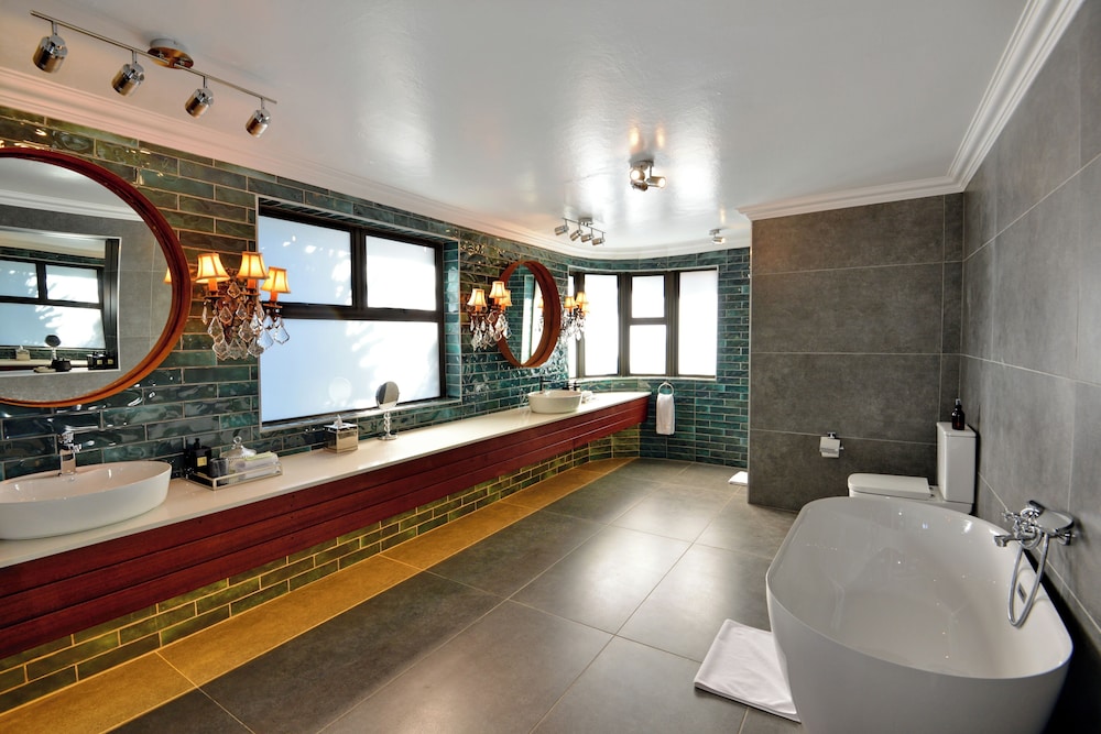 Luxury Suite with Private Jacuzzi - Photo 10