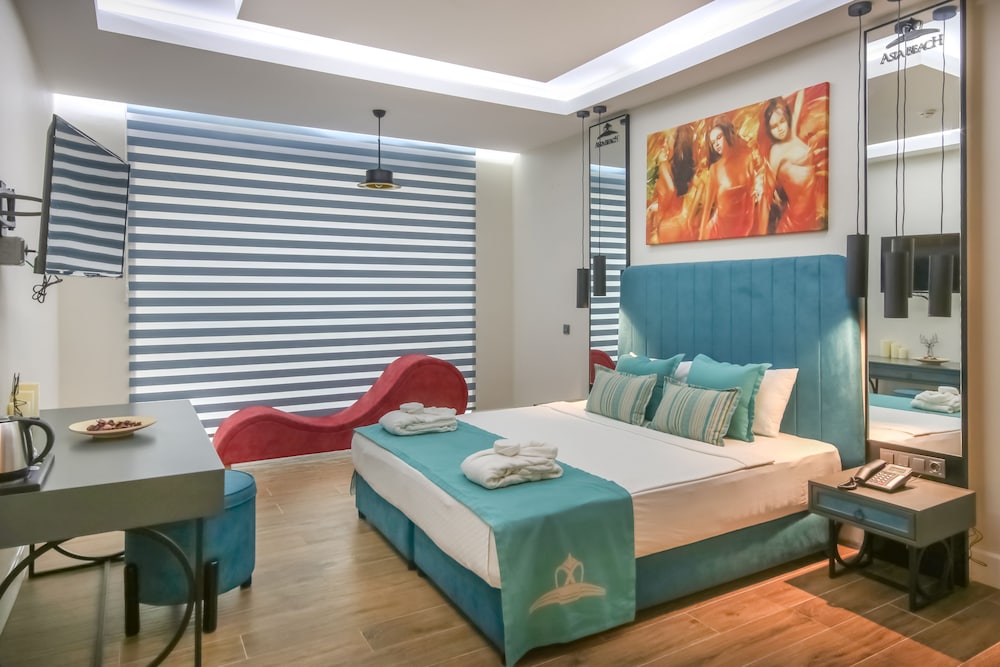 Honeymoon Studio Suite, Partial Ocean View (Without Balcony) photo 2