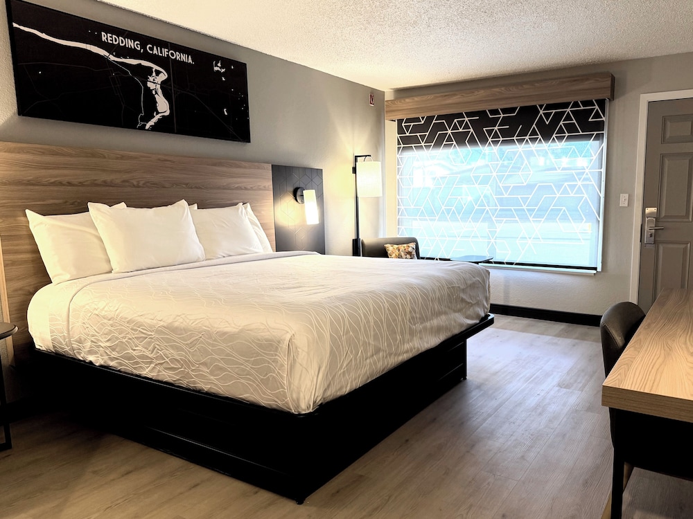 Classic Room, 1 Queen Bed, Pool View photo 3