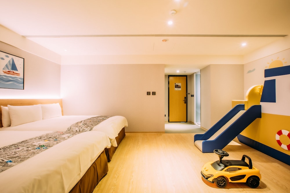 Signature Quadruple Room, 2 Double Beds, Bathtub photo 3