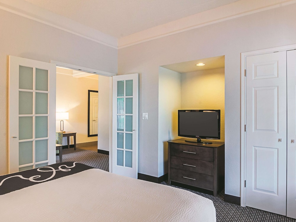 Suite, 1 King Bed, Non Smoking - Photo 9
