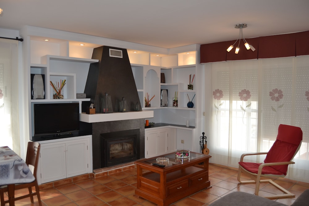 Casa Familiar, 2 Habitaciones, 2 Baños, Esquina (Daniela)