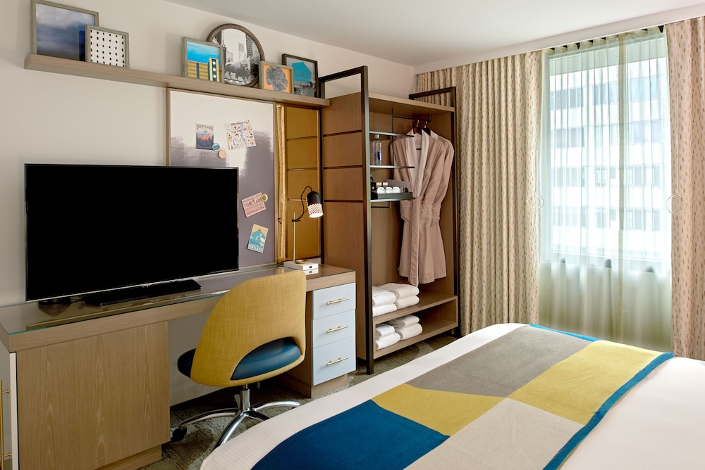 Suite, 1 King Bed, Mobility Accessible (Roll-in Shower) - Photo 2