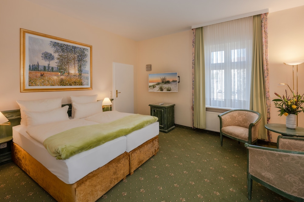 Double Room (south- / landside) photo 3