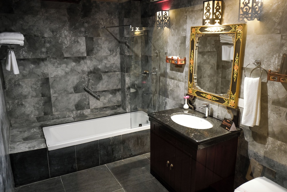 Vajra Suite with Bathtub photo 3