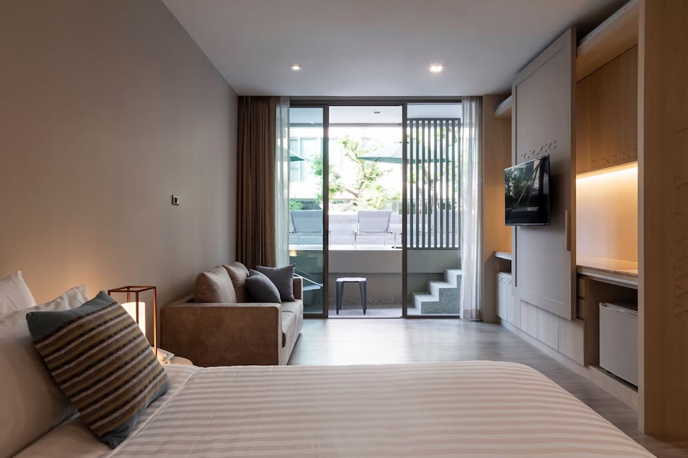 Deluxe Room, 1 King Bed, Pool Access - Photo 3
