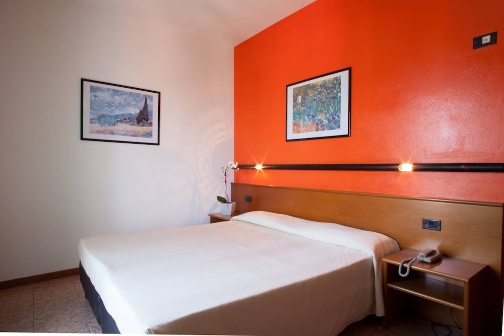 Economy Room, 2 Twin Beds "no balcony"