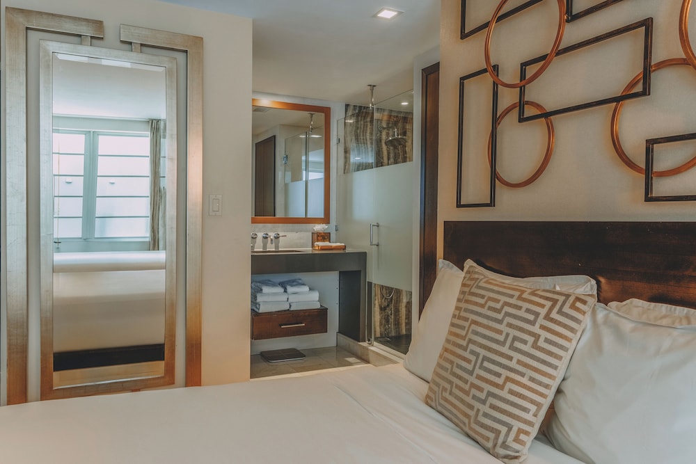 Double Room Single Use, 1 Queen Bed, Balcony, Partial Ocean View