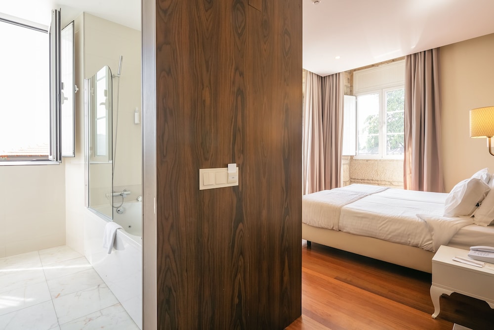 Premium Twin Room - Photo 3
