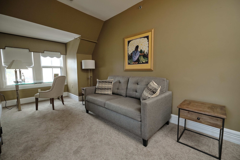 Queen Suite - Photo 9