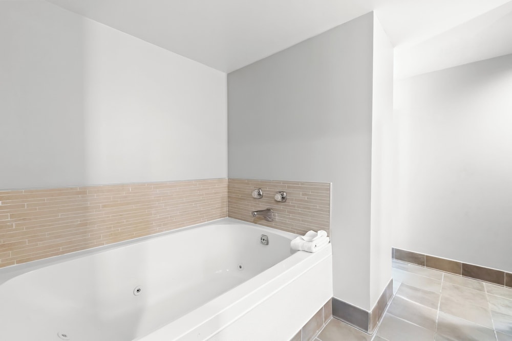 Suite, 1 King Bed (Bath Walk-In Shower)