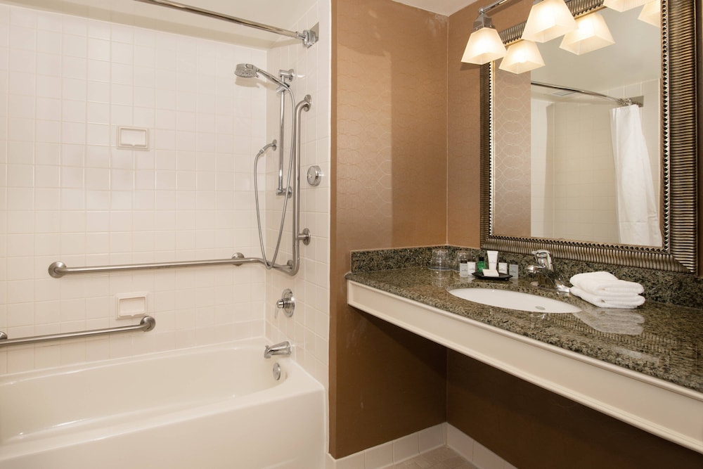 Club Room, 1 King Bed (Mobility Accessible, Tub) - Photo 4