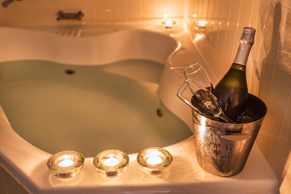 Executive Suite, 1 King Bed, Non Smoking, Jetted Tub - Photo 16