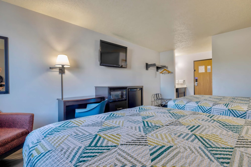 Deluxe Room, 2 Double Beds, Non Smoking, Refrigerator & Microwave