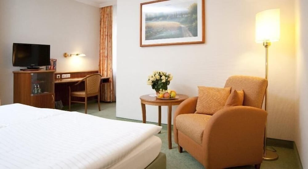Basic Double Room, Shared Bathroom photo 3