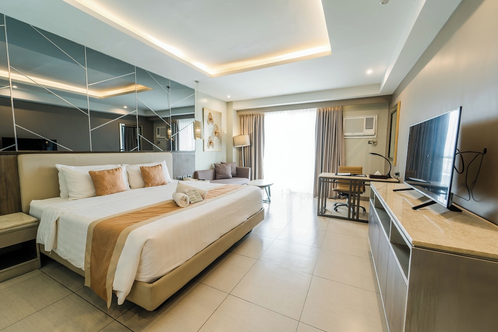 Premium Room, 1 King Bed - Photo 1