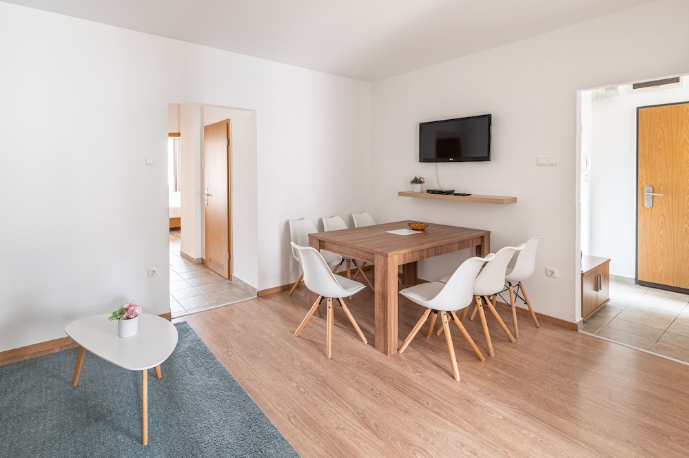 Three Bedroom Apartment - Photo 6