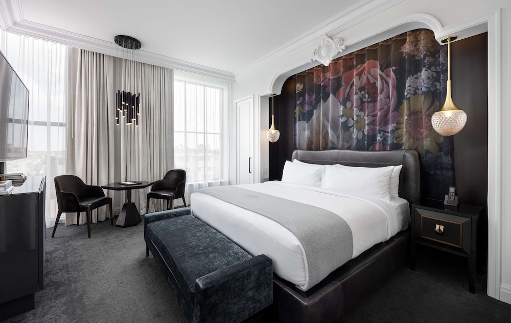 Suite, 1 King Bed, Corner (Birmingham) - Photo 2