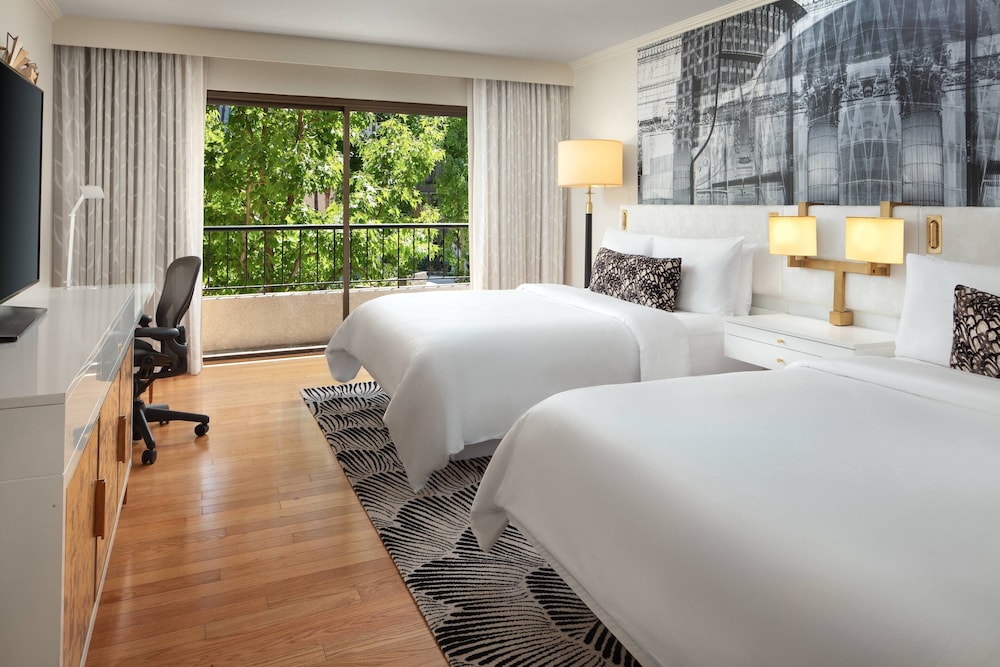 Room, 2 Queen Beds, Balcony (Mobility/Hearing Access, Roll-in Shwr) - Photo 1