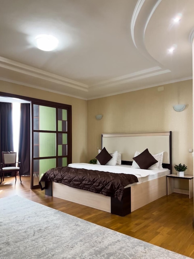 Luxury Room, 1 King Bed, Non Smoking, Mountain View photo 1