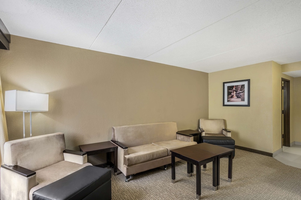 Suite, 2 Queen Beds, Non Smoking, Refrigerator & Microwave (Living Room;with Sofabed) - Photo 3