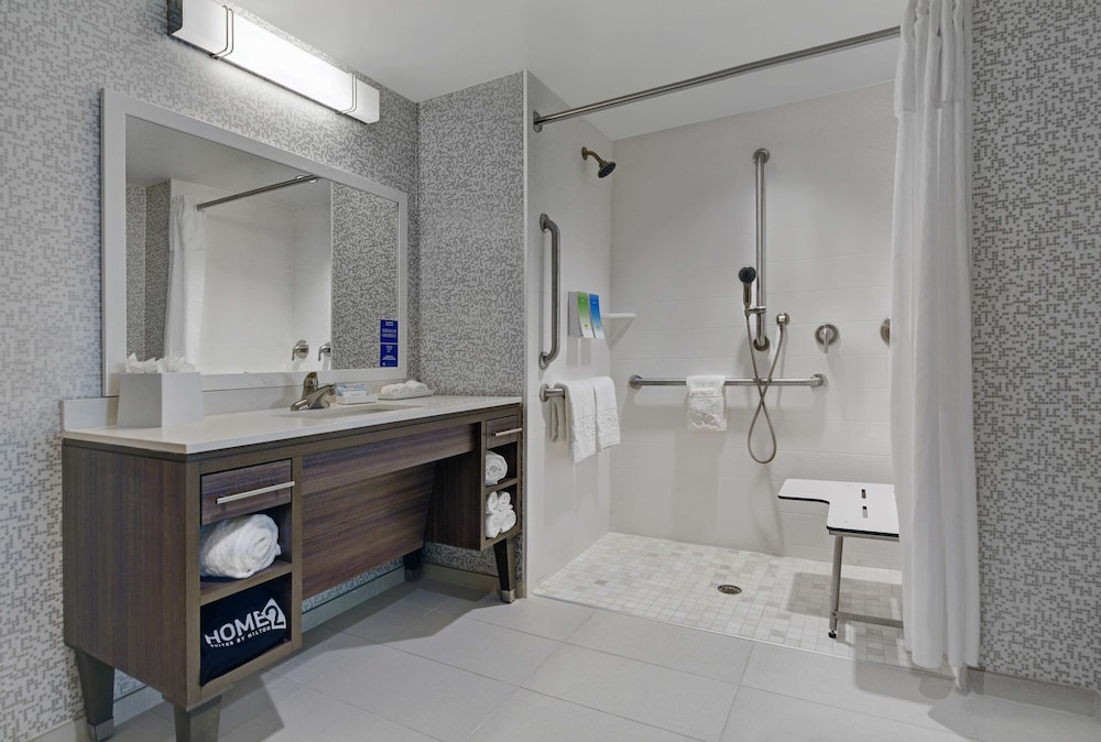 Studio, 2 Queen Beds, Accessible (Mobility & Hearing, Roll-in Shower) - Photo 2