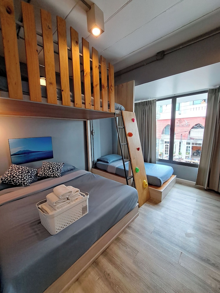 Deluxe Family Room - Photo 13