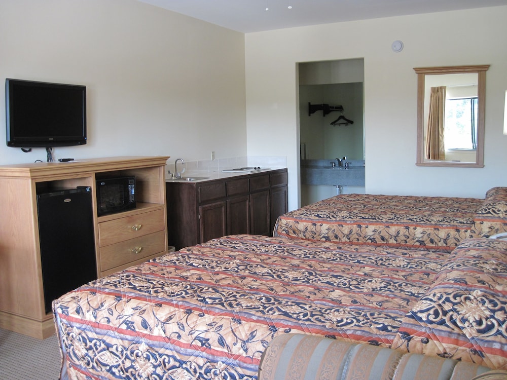 Deluxe Room, 2 Queen Beds, Smoking - Photo 14