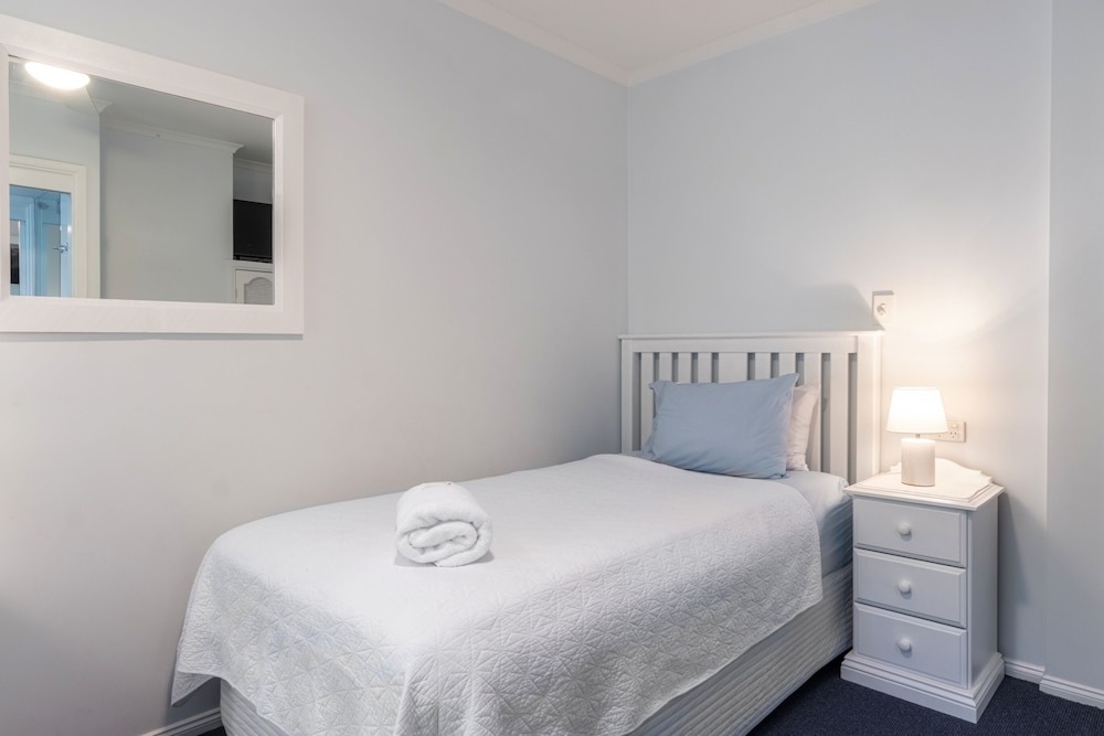 Suite, 2 Bedrooms - Photo 9