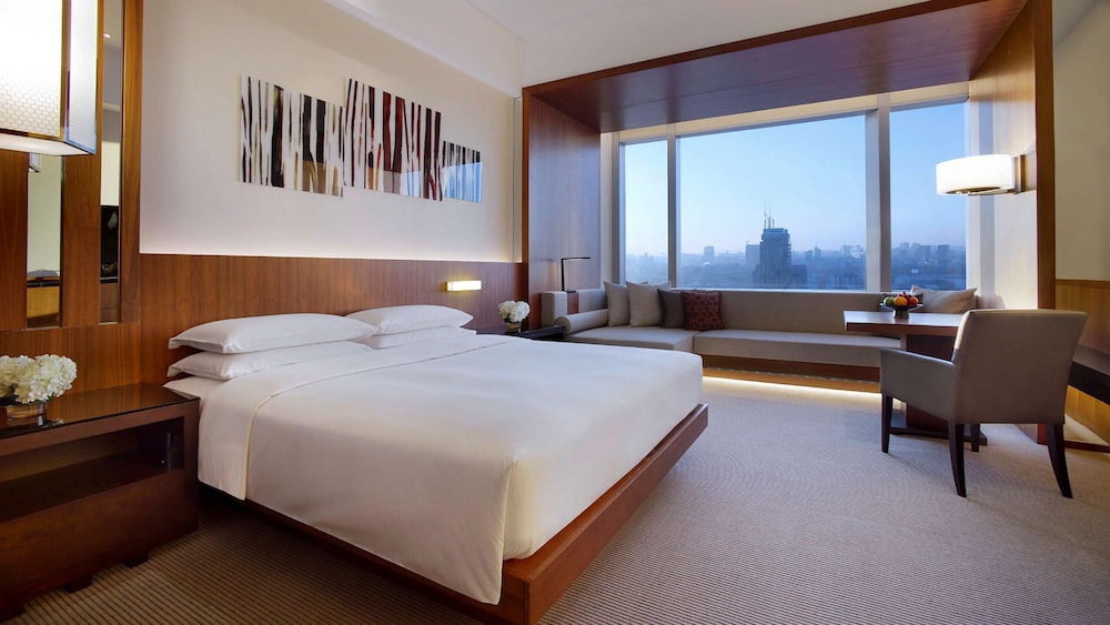 Deluxe Room, 1 King Bed (Club Access) photo 1