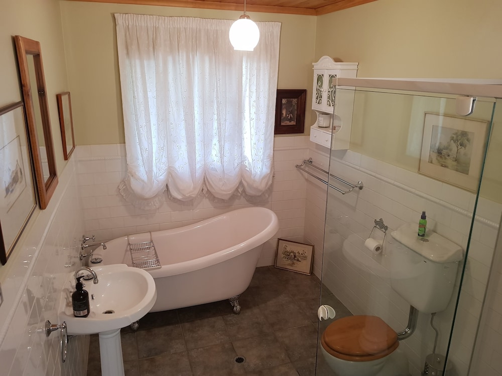 Romantic Cottage, 3 Bedrooms, Garden View, Garden Area photo 3