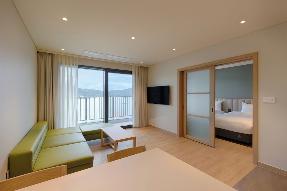 Suite (Kitchen/Lake View/1 Double, 2 Singles)