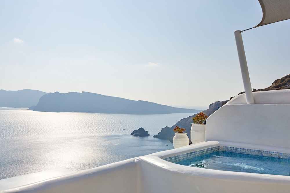 Senior Villa with Outdoor Plunge Pool and Caldera View - Photo 19