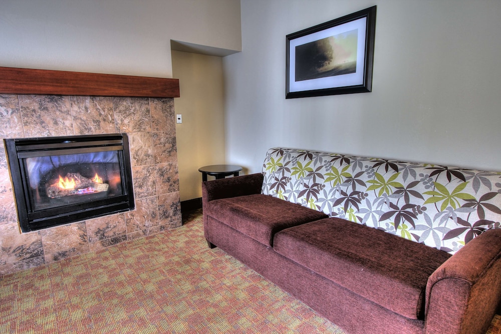 Room, Multiple Beds, Fireplace - Photo 3
