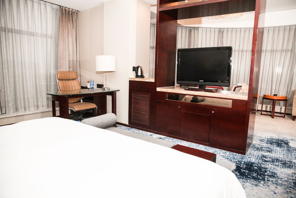 Executive Suite, 1 King Bed, Non Smoking photo 3