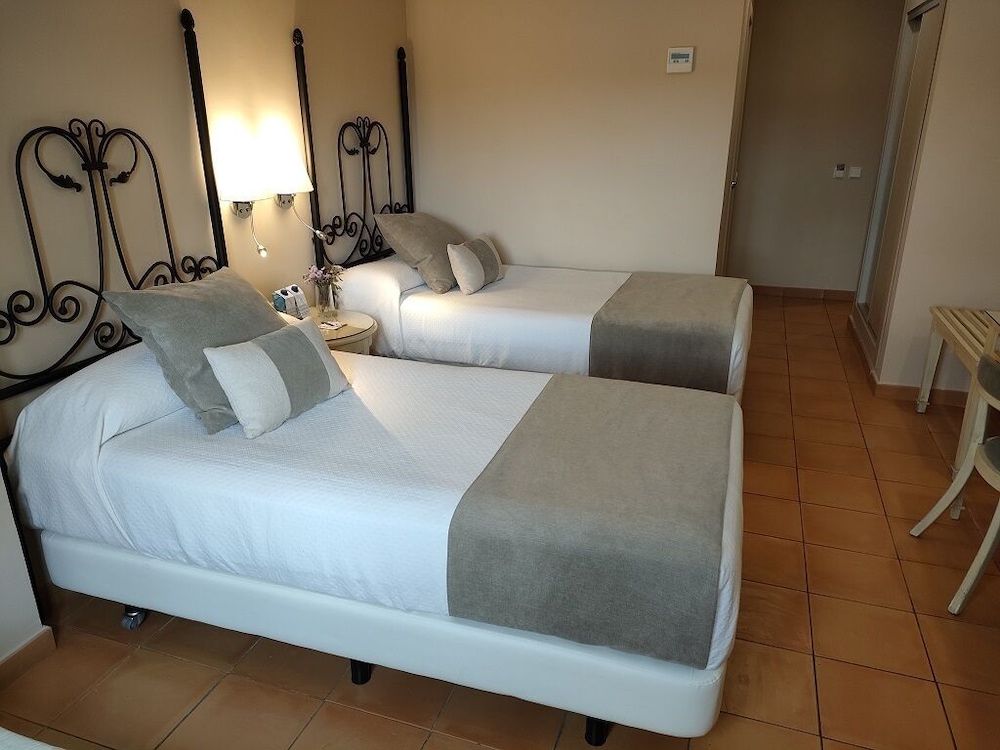 Double Room - Photo 5