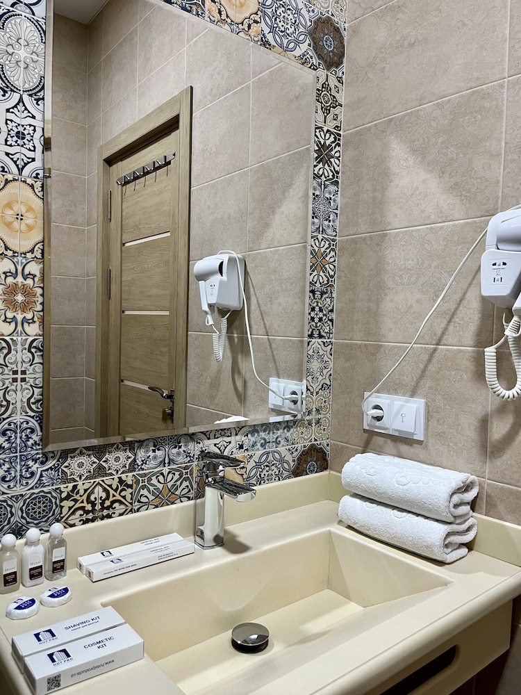 Deluxe Twin Room - Photo 9