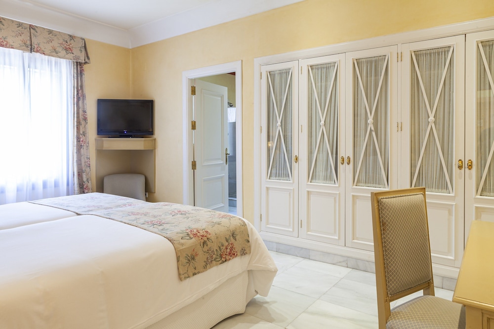 Standard Room (3 Adults) - Photo 6