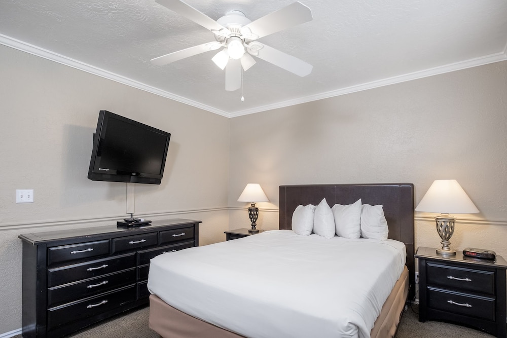 Room, 3 Bedrooms, 2 Bathrooms photo 3