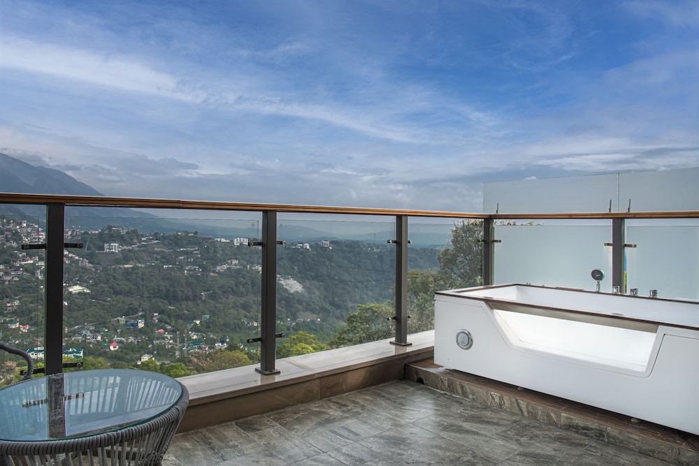 Club Room, Bathtub, Mountain View photo 2